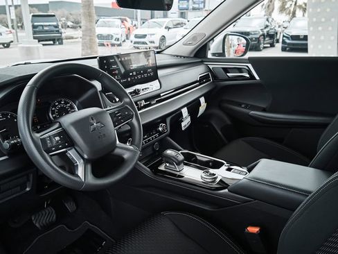 New 2026 Mitsubishi Outlander ES image 2