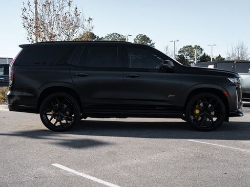 Used 2023 Cadillac Escalade V w/ LPO, ONYX Package image 11