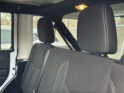 Used 2017 Jeep Wrangler Unlimited Sahara w/ Connectivity Group image 27