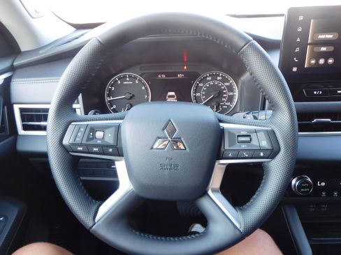 New 2025 Mitsubishi Outlander SE image 12