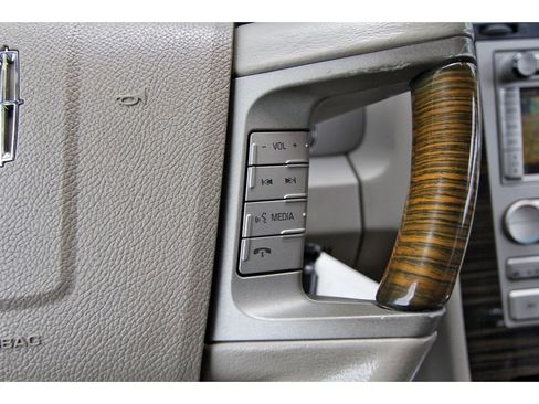 Used 2010 Lincoln Navigator L 2WD image 16