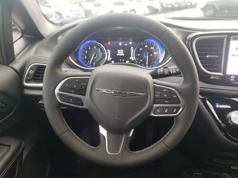 New 2026 Chrysler Pacifica Select image 5