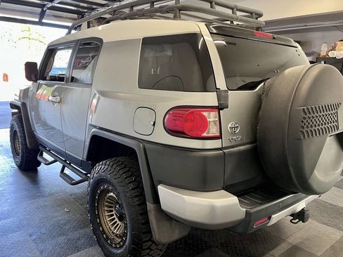 Used 2010 Toyota FJ Cruiser Base 4x4 4dr SUV 5A image 6
