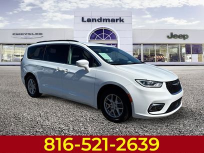 Used 2022 Chrysler Pacifica Touring-L w/ Uconnect Theater Family Group