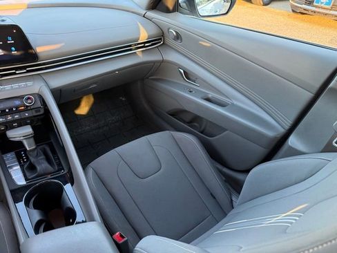 Used 2025 Hyundai Elantra SEL FWD image 25