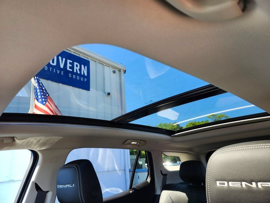Used 2024 GMC Terrain Denali w/ Denali Premium Package AWD/4WD image 18