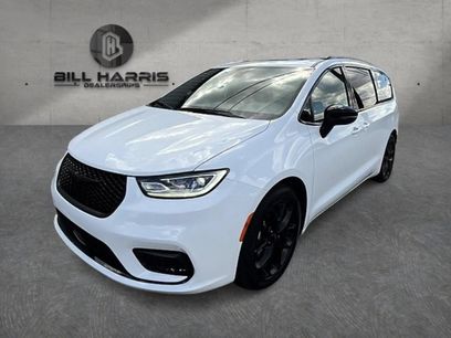 Used 2024 Chrysler Pacifica Limited w/ Uconnect Theater Family Group