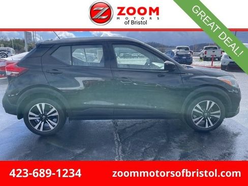 Used 2018 Nissan Kicks SV FWD image 1