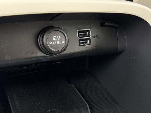 Used 2020 Volvo XC40 T5 Momentum w/ Protection Package Premier image 22