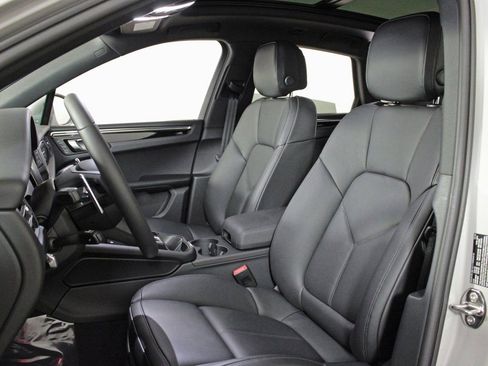 Certified 2026 Porsche Macan AWD/4WD image 5