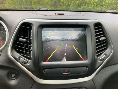 Used 2018 Jeep Cherokee Trailhawk w/ Comfort & Convenience Group AWD/4WD image 31