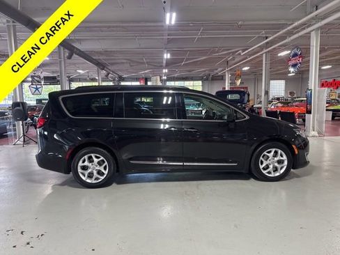 Used 2017 Chrysler Pacifica Touring-L w/ Tire & Wheel Group FWD image 6