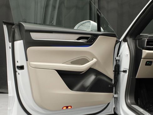 Certified 2025 Porsche Macan Electric RWD image 28