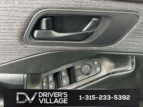 Used 2023 Nissan Rogue S AWD/4WD image 11