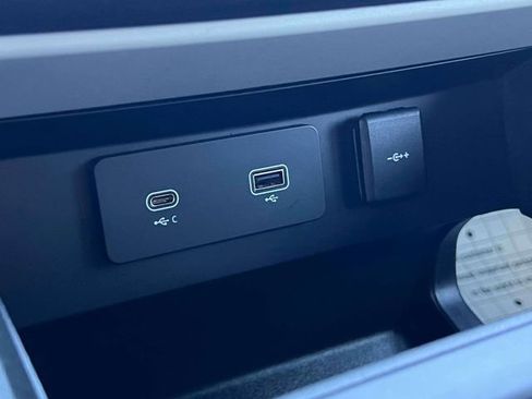 Used 2023 Land Rover Defender 110 S image 31