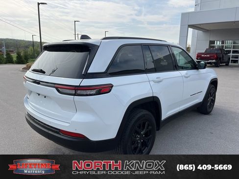 Used 2024 Jeep Grand Cherokee Altitude image 3