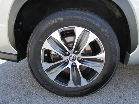 Used 2023 Toyota Highlander XLE image 11