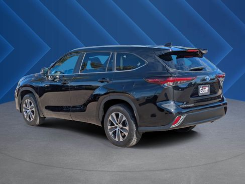 Used 2024 Toyota Highlander XLE FWD image 5