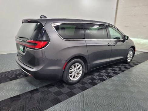 Used 2023 Chrysler Pacifica Touring-L FWD image 10