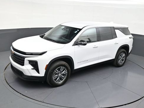 Used 2025 Chevrolet Traverse LT FWD image 9