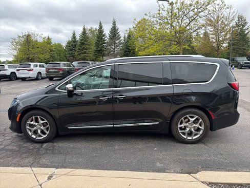 Used 2017 Chrysler Pacifica Limited w/ Advanced Safetytec Group FWD image 5