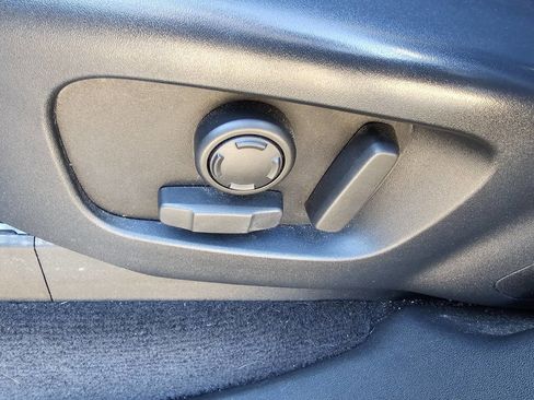 Used 2019 Land Rover Discovery HSE image 17