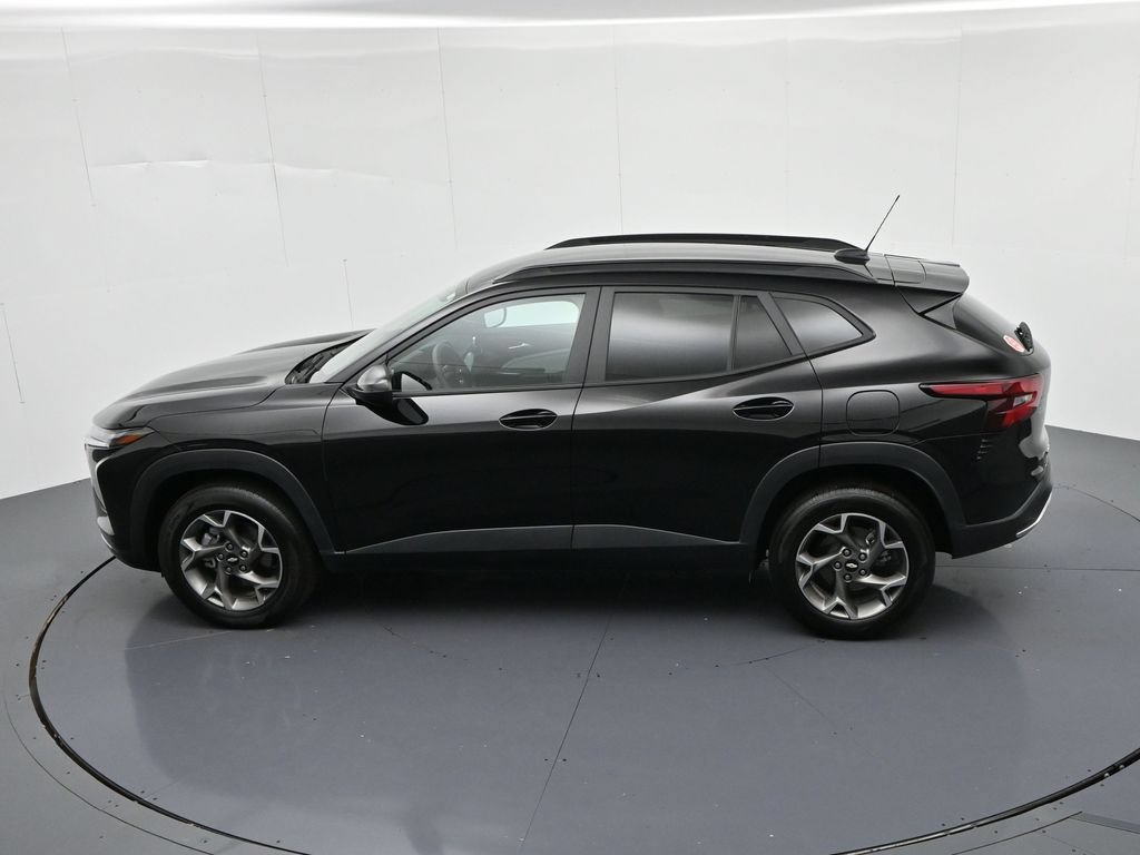 Used 2025 Chevrolet Trax LT FWD image 18