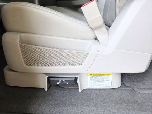 Used 2008 Chrysler Town & Country Limited w/ Entertainment Group #3 FWD image 18