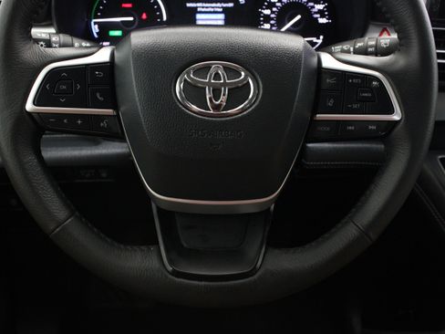 Used 2026 Toyota Sienna XLE FWD image 25