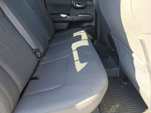 Used 2018 Toyota Tacoma TRD Sport image 11