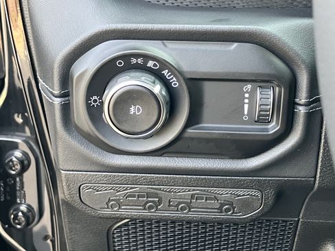 Used 2025 Jeep Wrangler Unlimited Rubicon AWD/4WD image 19
