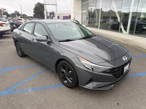Used 2022 Hyundai Elantra SEL FWD image 2