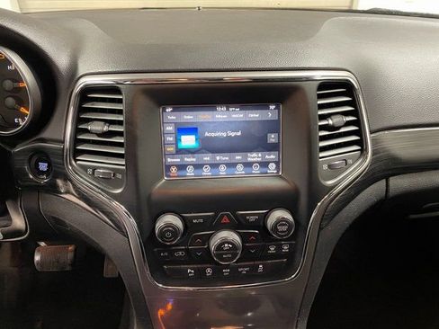 Used 2019 Jeep Grand Cherokee Laredo AWD/4WD image 16