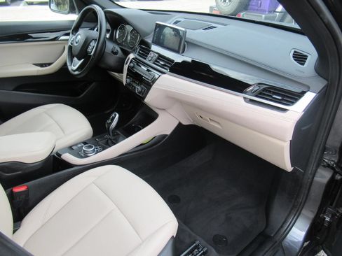 Used 2022 BMW X1 sDrive28i w/ Premium Package FWD image 11