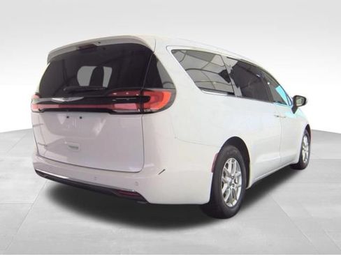 Used 2023 Chrysler Pacifica Touring-L FWD image 7