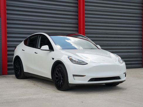 Used 2023 Tesla Model Y Long Range AWD/4WD image 3