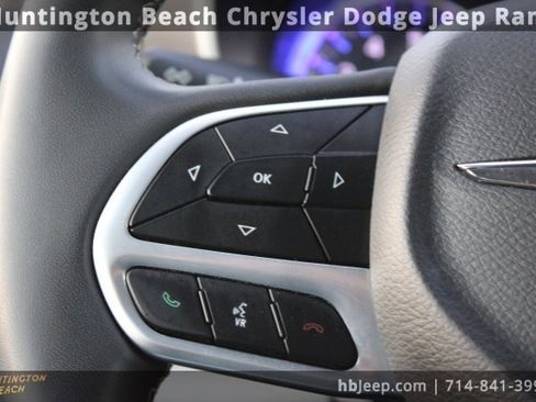 Used 2023 Chrysler Pacifica Touring-L image 15