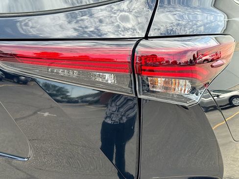 Used 2024 Toyota Highlander XLE AWD/4WD image 35