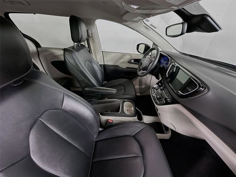 Used 2024 Chrysler Pacifica Touring-L FWD image 28