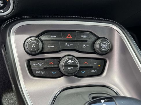 Used 2022 Dodge Challenger SXT w/ Driver Convenience Group AWD/4WD image 25