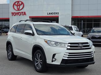 Used 2018 Toyota Highlander XLE FWD video 1