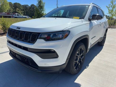 Used 2025 Jeep Compass Latitude w/ Convenience Group image 8
