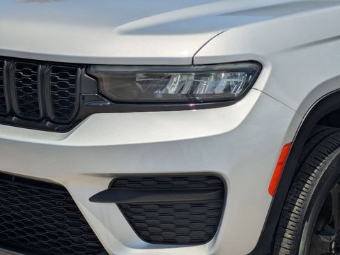 Used 2023 Jeep Grand Cherokee Altitude RWD image 11