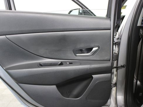 Used 2025 Hyundai Elantra Blue image 30