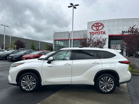 Certified 2020 Toyota Highlander Platinum AWD/4WD image 2