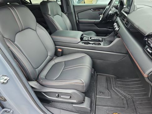 Used 2025 Honda Pilot TrailSport image 11