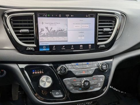 Used 2025 Chrysler Pacifica Select image 18