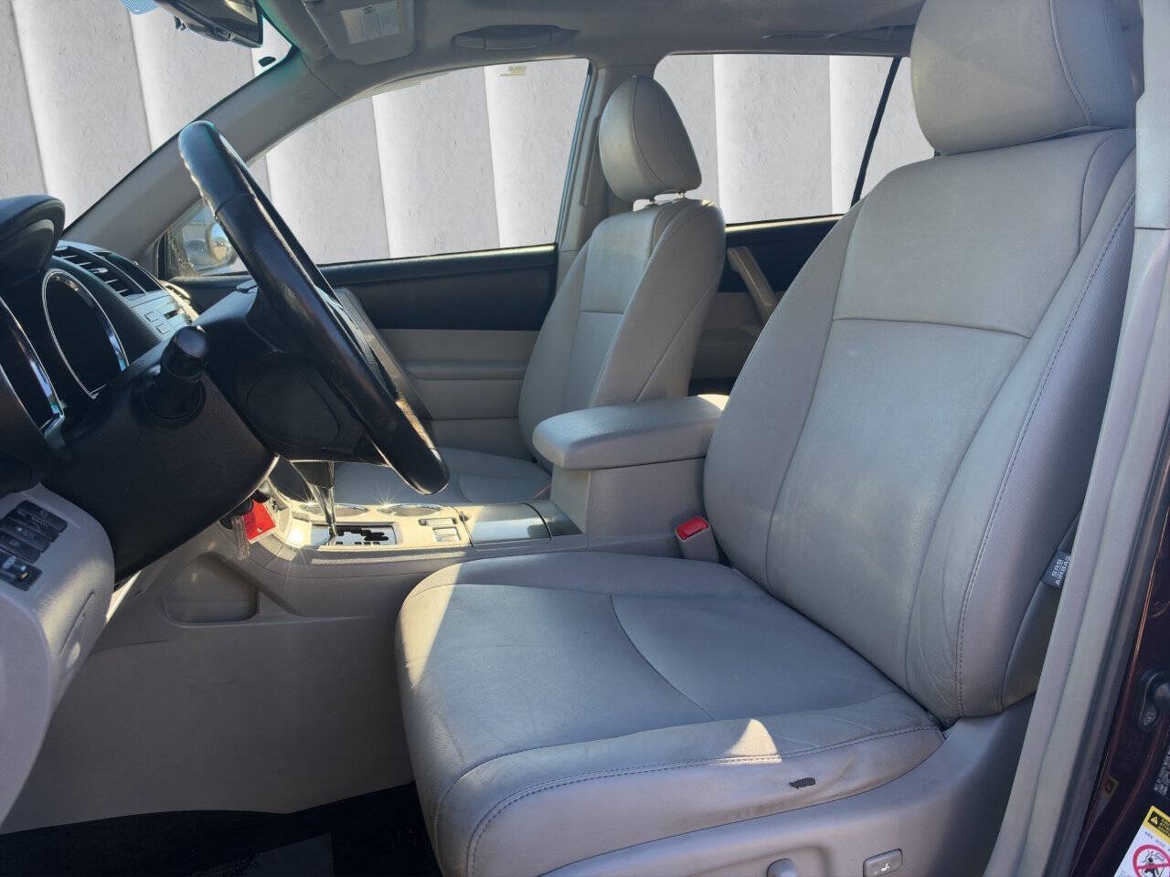 Used 2012 Toyota Highlander SE w/ Tow Pkg AWD/4WD image 13