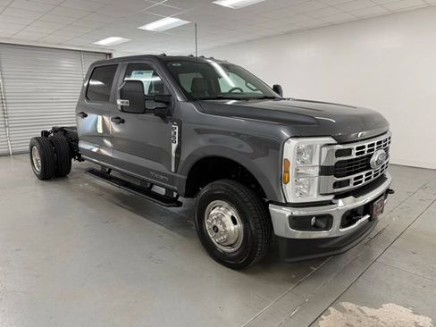 New 2026 Ford F350 XL w/ XL Chrome Package image 3