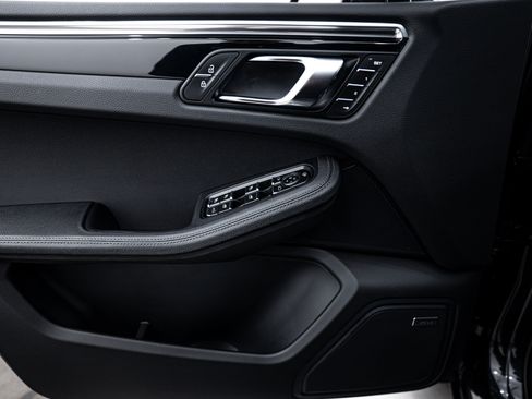 Certified 2025 Porsche Macan image 18